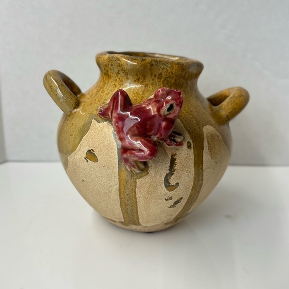 Dripware vase pottery with two handles and a red frog embellishment. - Picture 1 of 10